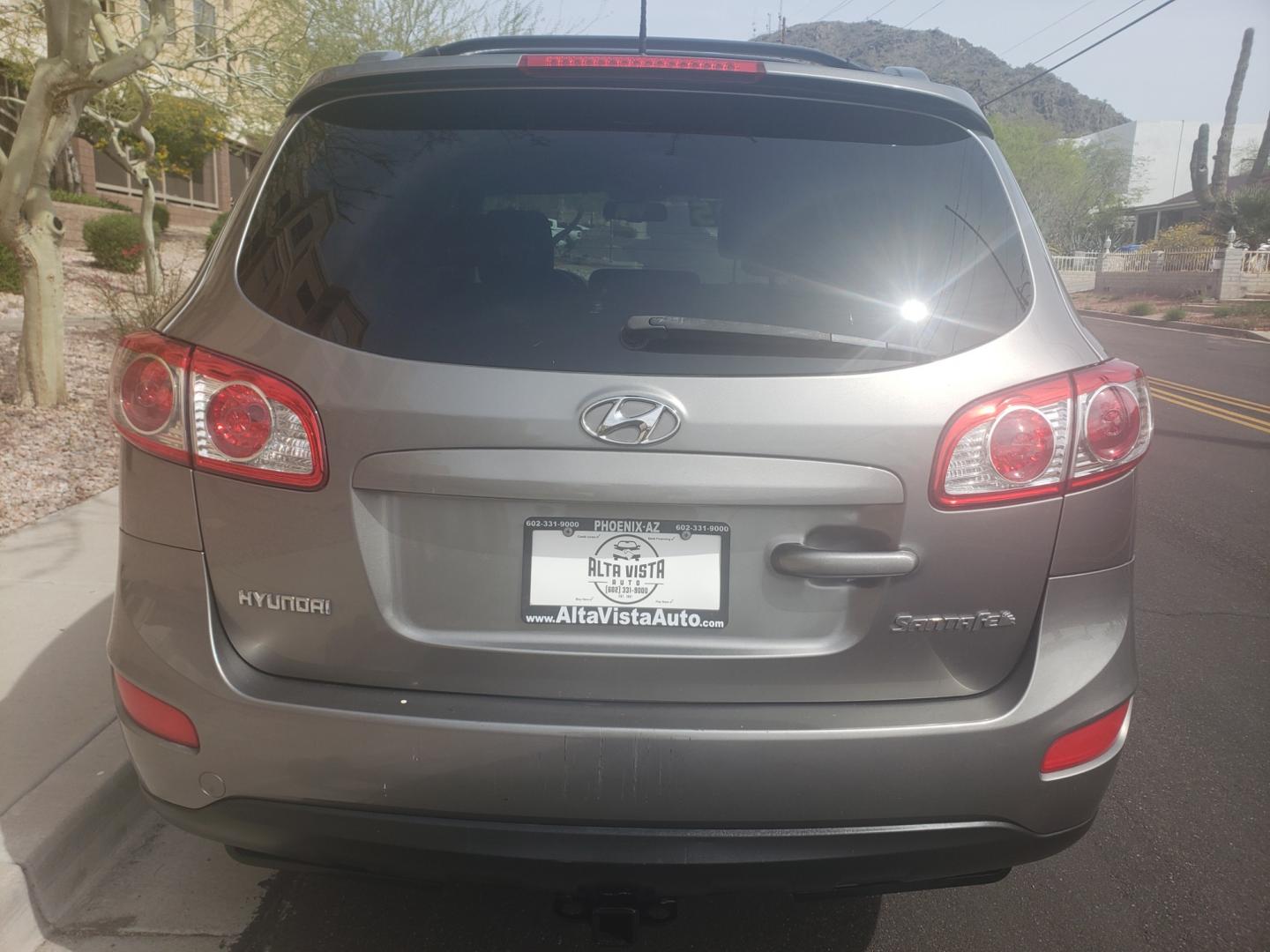 2011 gray /gray Hyundai Santa Fe SE (5XYZH4AG2BG) with an 3.5L V6 DOHC 24V engine, 6-Speed Automatic transmission, located at 323 E Dunlap Ave., Phoenix, AZ, 85020, (602) 331-9000, 33.567677, -112.069000 - 2011 Hyundai Santa Fe SE,......A Must See!! No accidents, Ice cold AC. The car is gorgeous inside and out. Power windows, Power door locks, Stereo/cd/mp3 Player, Phone sync, Bluetooth, Satellite compatible, Beautiful gray interior with gray leather seats in near perfect condition, Incredible gas mil - Photo#7
